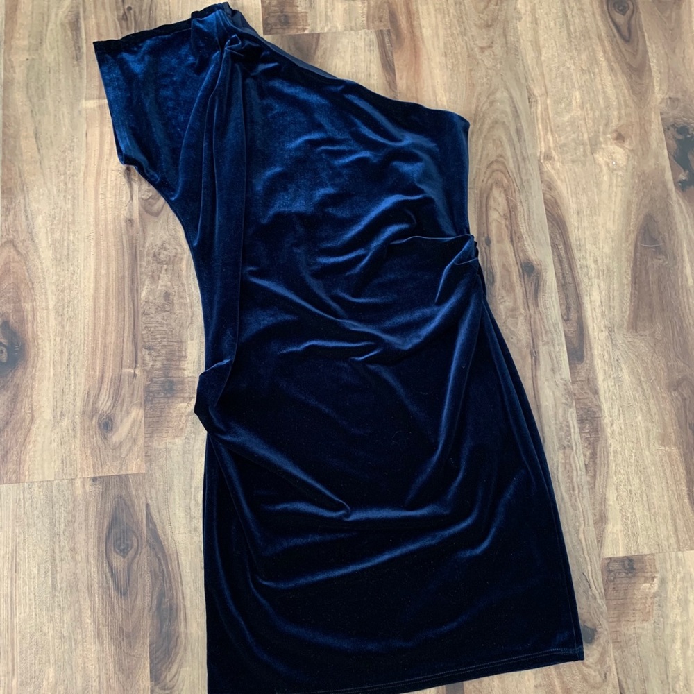 One shoulder velvet dress. flattering!Stunning on. LOVE this DRESS!